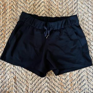 Lululemon Walk About Shorts 3.5” Size 6